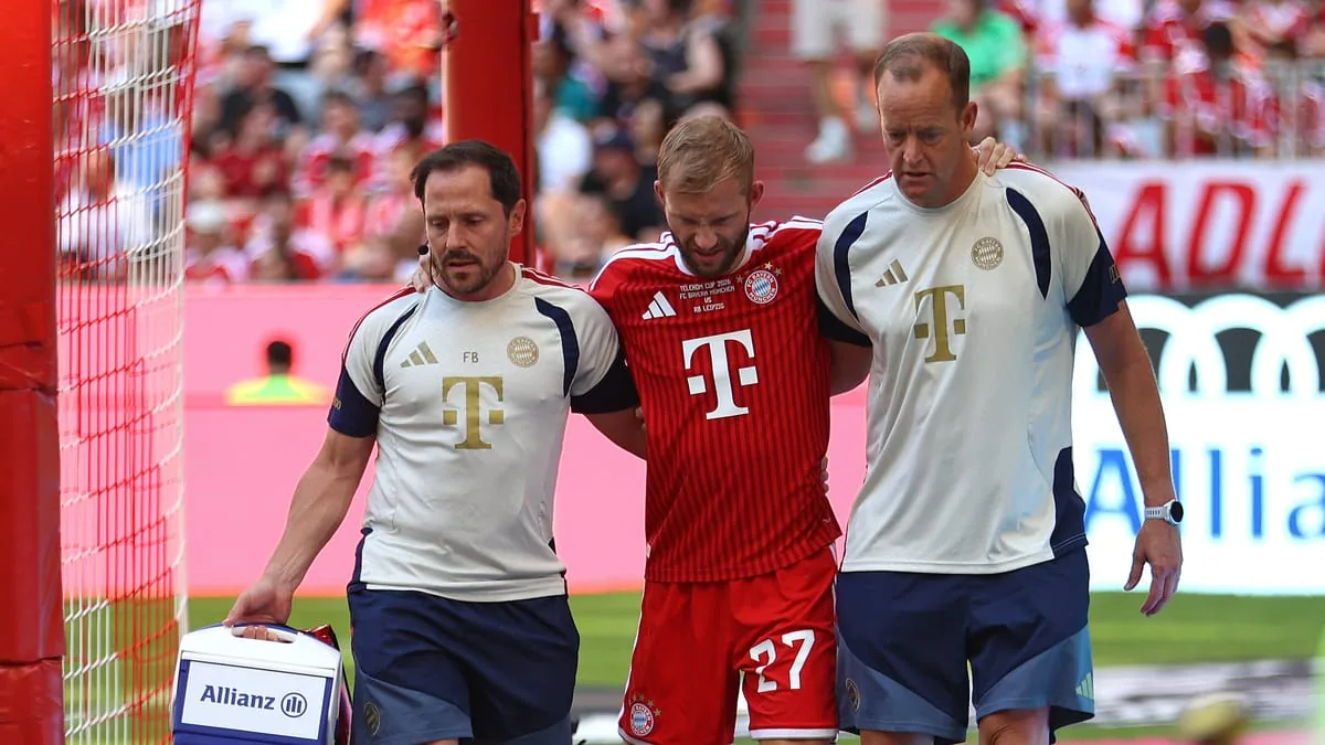 Notarzt stürmt bei Bayern-Testspiel zu Musiala auf den Platz - BILD