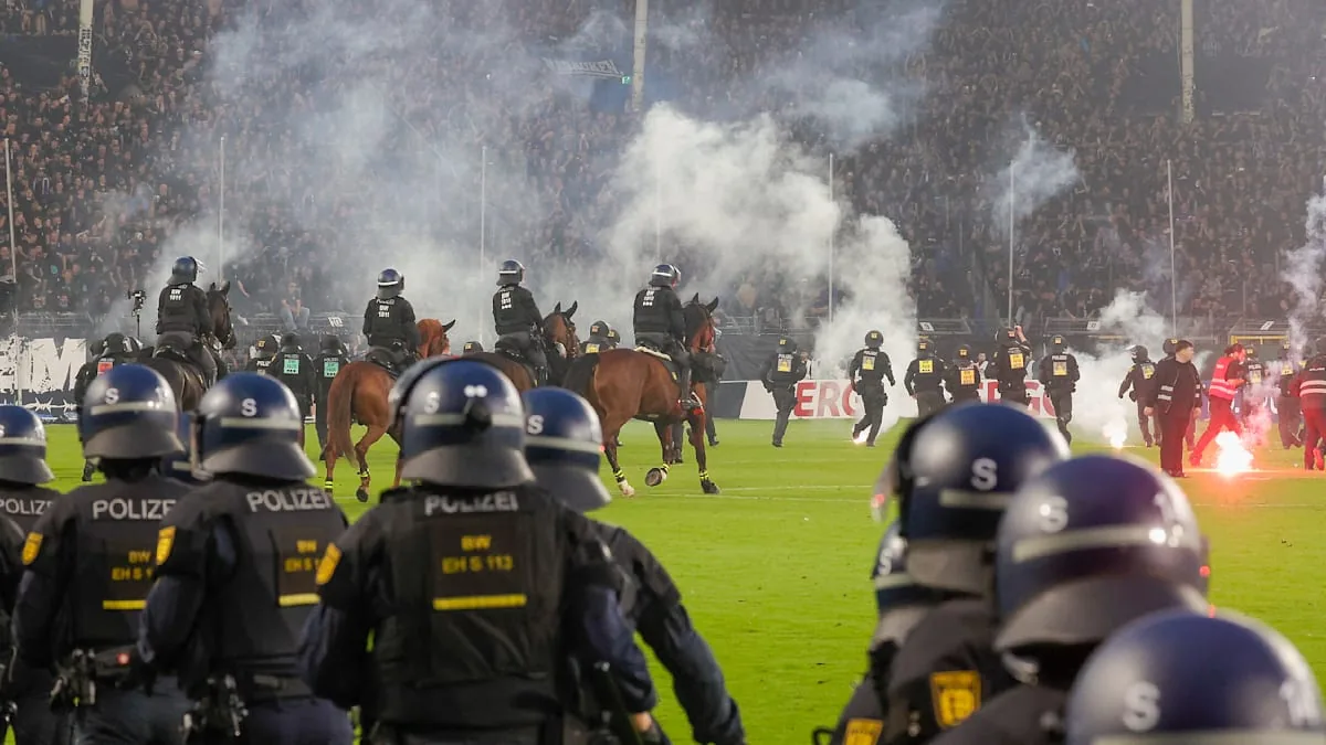 DFB-Pokal: Hundertschaften mit Pferden auf dem Platz – Derby gerät außer Kontrolle - BILD