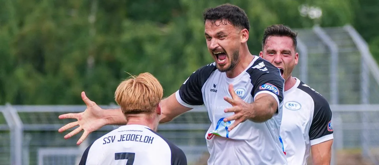 Jeddelohs Torschütze zum 3:1 Haris Hyseni (M.) jubelt