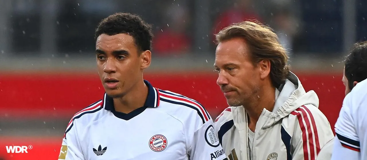 Bayerns Jamal Musiala (l.) bricht erneut zusammen